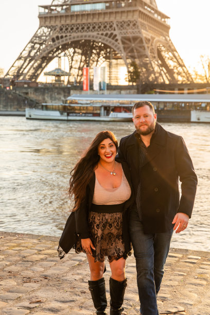 法国巴黎，这对幸福的情侣以埃菲尔铁塔为背景拍摄的垂直照片图片下载