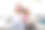 母亲和女儿把硬币放进储蓄罐图片下载