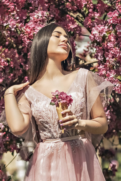 桃红花园少女树心情幸福，旅游亚洲，盛开传统季节背景四月。带花的华夫蛋筒图片下载