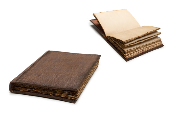 白色背景上一个打开的空旧笔记本。图片下载