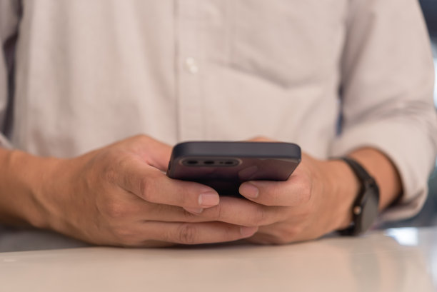 男子使用移动智能手机。数字技术通信概念。图片下载