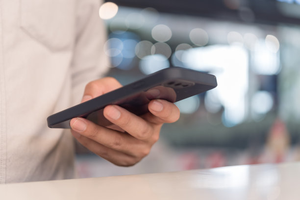 男子使用移动智能手机。数字技术通信概念。图片下载