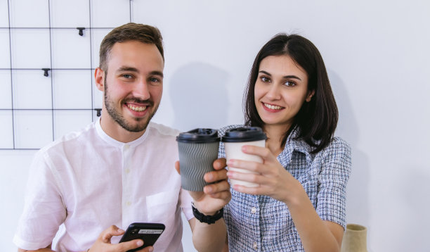 几个开心的同事在办公室边喝咖啡边聊天。商人和女商人喝咖啡图片下载