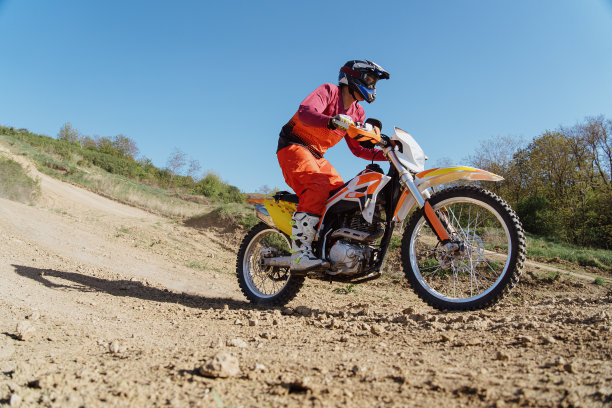 男子在越野摩托车道上骑摩托车图片下载
