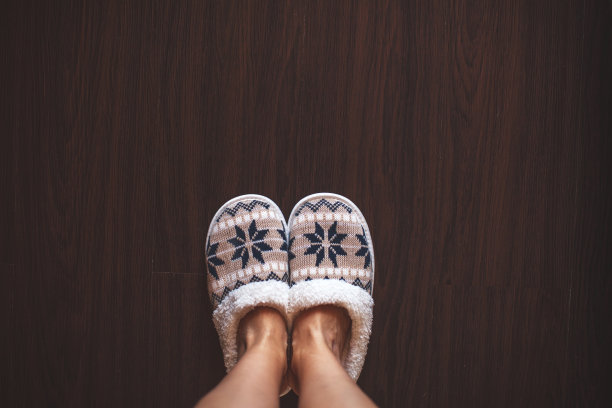 拖鞋放在地板上图片下载