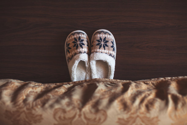 拖鞋放在地板上图片下载