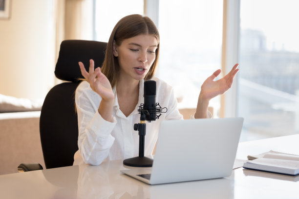年轻的白人影响者，博客女性直播图片下载