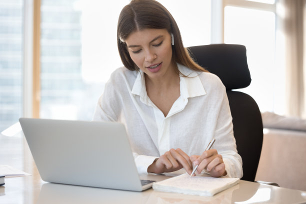 专注忙碌的学生女孩在视频通话图片下载