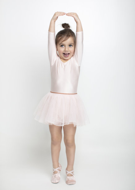 小芭蕾舞演员在白色的工作室里跳舞图片下载