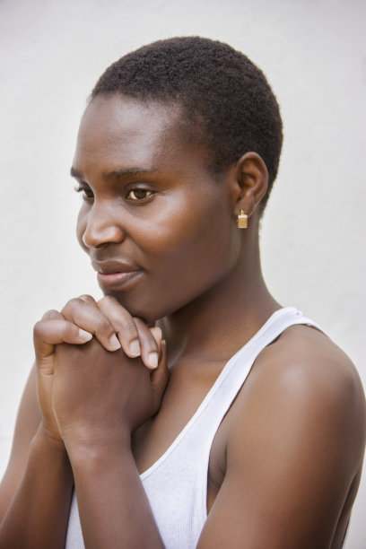 年轻的非洲女人短发图片下载