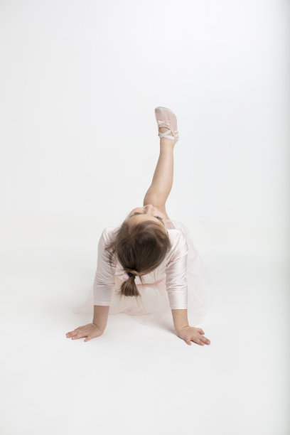 小芭蕾舞演员在白色的工作室里跳舞图片下载