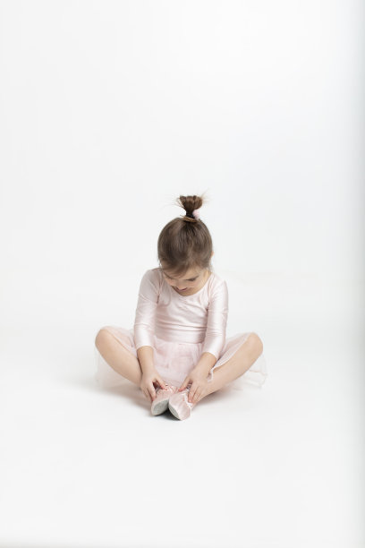 小芭蕾舞演员在白色的工作室里跳舞图片下载