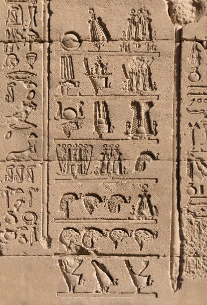 丹德拉神庙墙壁上的古埃及皇家皇冠和头饰浮雕图片下载