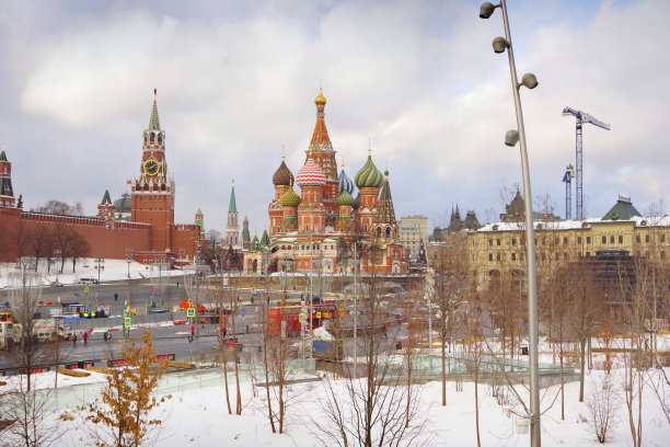 俄罗斯。莫斯科。01.12.22。克里姆林宫和圣巴兹尔大教堂的景色。图片下载