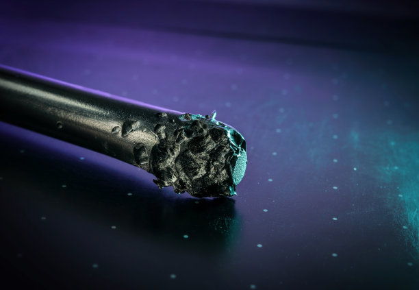 数码笔在黑暗背景下被狗吃掉。图片下载