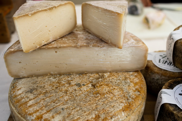 切大块帕尔马干酪放在柜台上特写，看起来很开胃图片下载