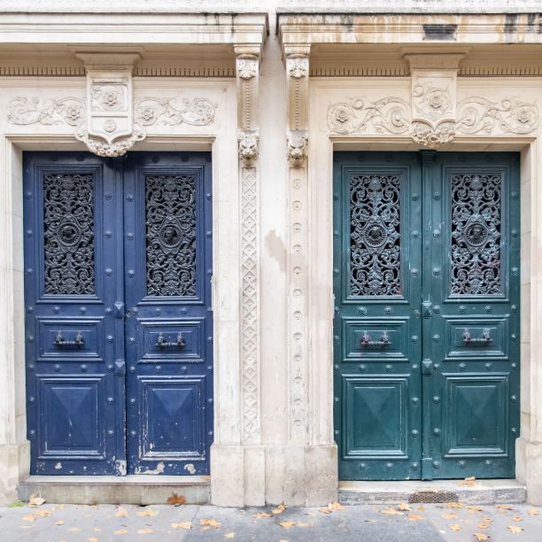 巴黎，两扇古老的木门图片下载