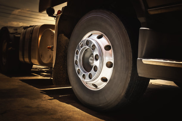 前半卡车车轮轮胎。合金车轮，橡胶，轮胎。牵引车。货运卡车，物流运输。汽车服务图片下载