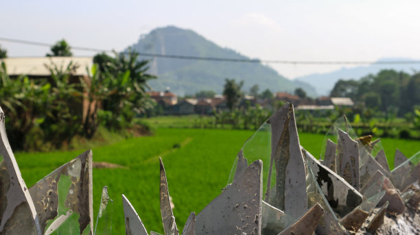 远处村庄里的山和稻田的样子。模糊的背景图片下载