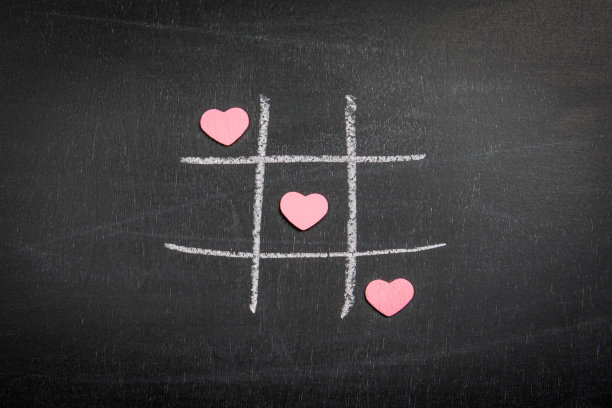 粉色的心。女人爱的概念。嘀嗒糖游戏图片下载