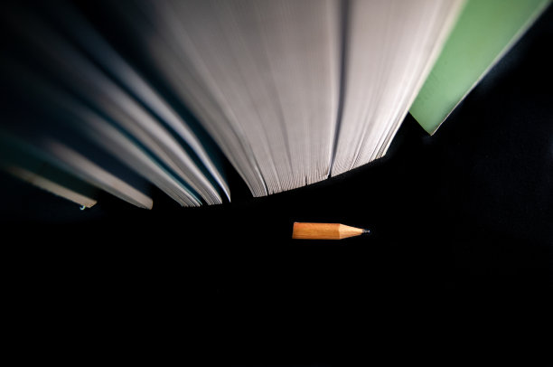 铅笔和厚书图片下载