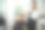 年轻女性发型师为女性客户理发图片下载