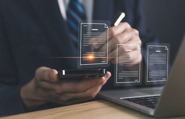 商务人士使用智能手机在笔记本电脑前工作处理电子文件无纸化办公室图片下载