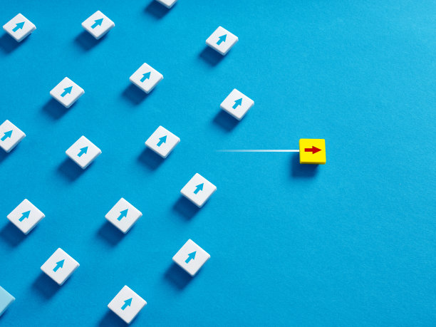 从人群中脱颖而出。个性、独立性、独特性和创造性。分开走。探索新的方向。图片下载