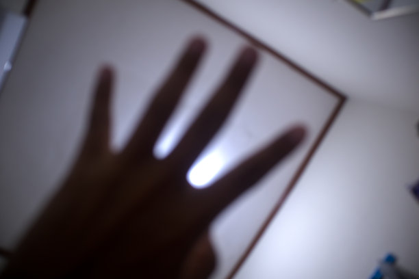 四指背景抽象，聚焦深度浅。图片下载