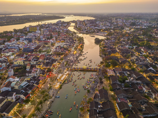 日落时的会安古镇鸟瞰图。图片下载