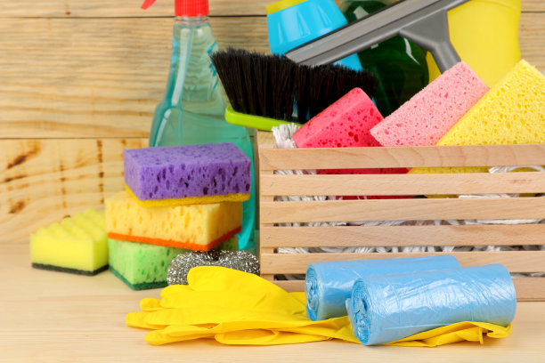 装有洗涤剂和清洁工具的瓶子放在一个天然木制背景的抽屉里。清洗。清洁产品。图片下载