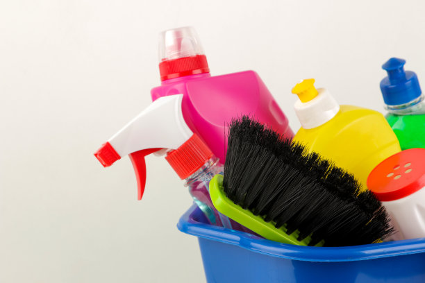 装着清洁剂和清洁工具的瓶子放在一个浅色背景的桶里。清洗。清洁产品。图片下载