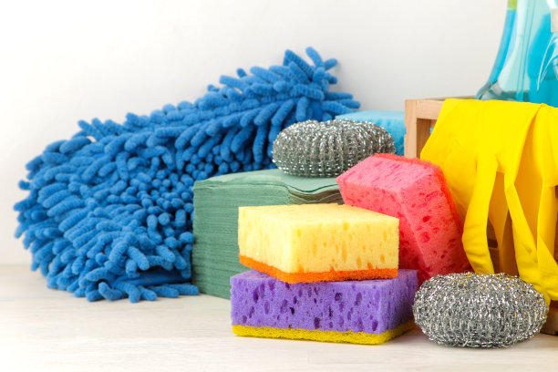 装着清洁剂和清洁工具的瓶子放在抽屉里，背景明亮。清洗。清洁产品。图片下载