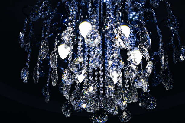 水晶吊灯上闪亮的水晶和灯泡图片下载