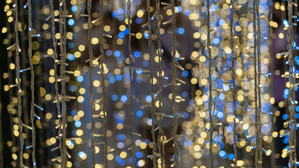 黄色散景灯泡模糊背景散景灯圣诞树装饰在冬夜派对复古的基调图片下载