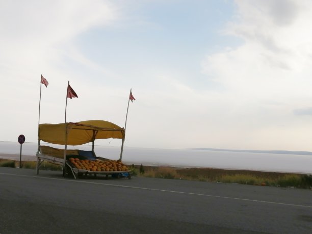 靠近海边的高速公路上，一个大木箱上摆放着水果图片下载