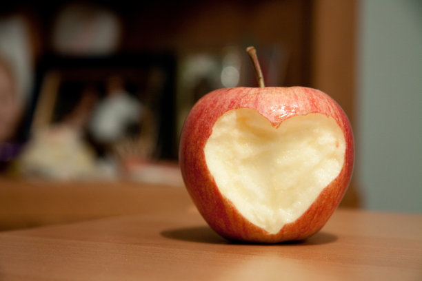 一个心形的红苹果特写镜头图片下载