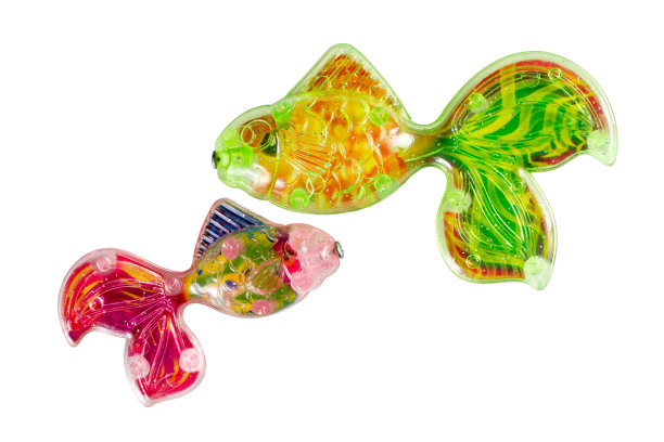 白色背景上有两条玩具鱼。图片下载