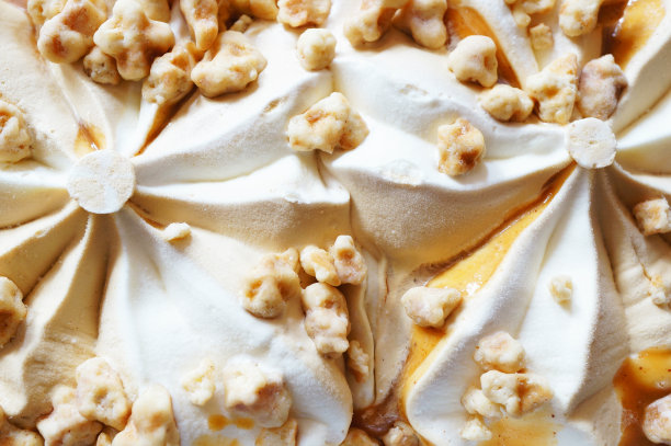 焦糖酱冰淇淋的特写镜头图片下载