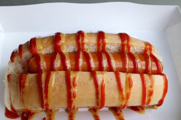 装在盒子里的香肠三明治。图片下载