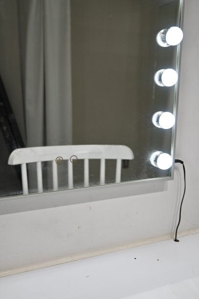 更衣室镜子与LED灯图片下载