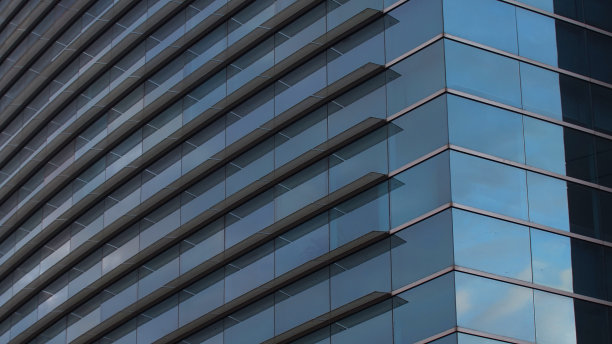 现代建筑，玻璃窗反射蓝天图片下载
