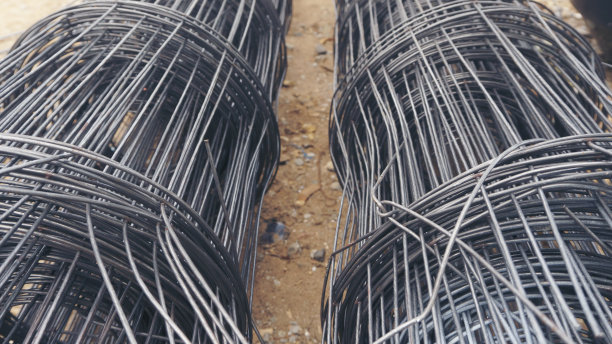 施工现场用不锈钢线材。金属特写钢钢筋钢筋混凝土工作，以建设房屋。建筑的概念。图片下载