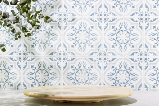 空产品展示对面的瓷砖墙与桉树叶图片下载