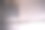 用手锯从掺气混凝土块上切割墙壁的过程，用于掺气混凝土在模糊背景上的特写。重建房屋，在墙上开个门洞图片下载