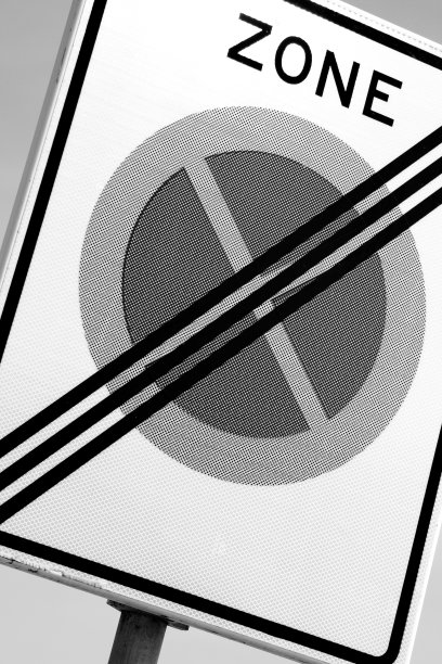 带有“zone”字样的停车标志黑白照片图片下载