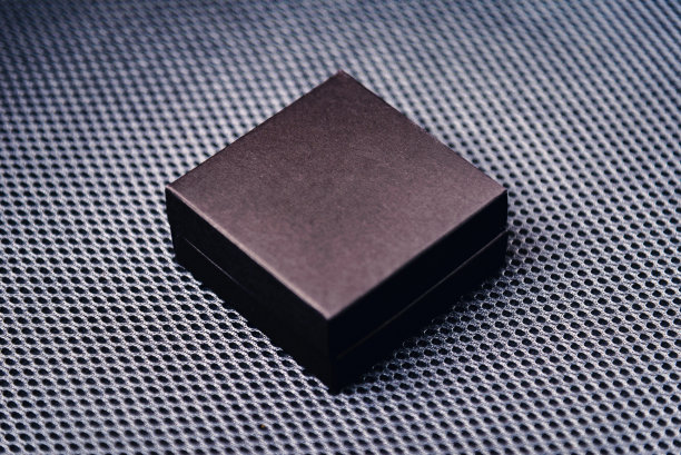 黑色纸盒在黑暗的背景，模型。黑色礼盒模型在黑色背景，豪华包装盒为优质产品。图片下载