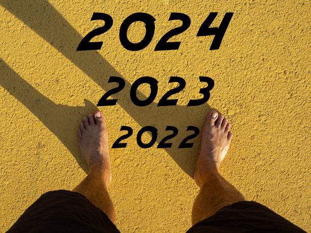 站在黄色的地面上，文字是2022年、2023年和2024年。图片下载