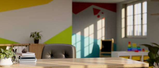 复制空间在木制桌面模糊背景的一个彩色幼儿园教室图片下载