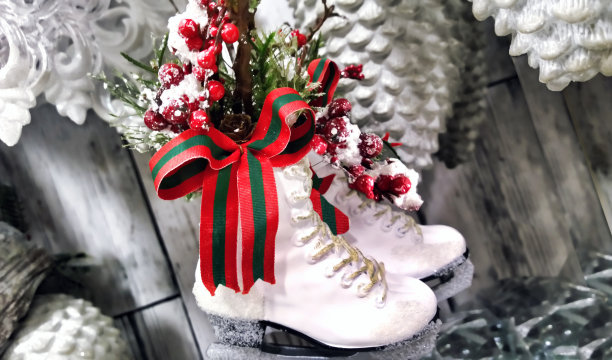 装饰性的滑雪板，冬季静物图片下载